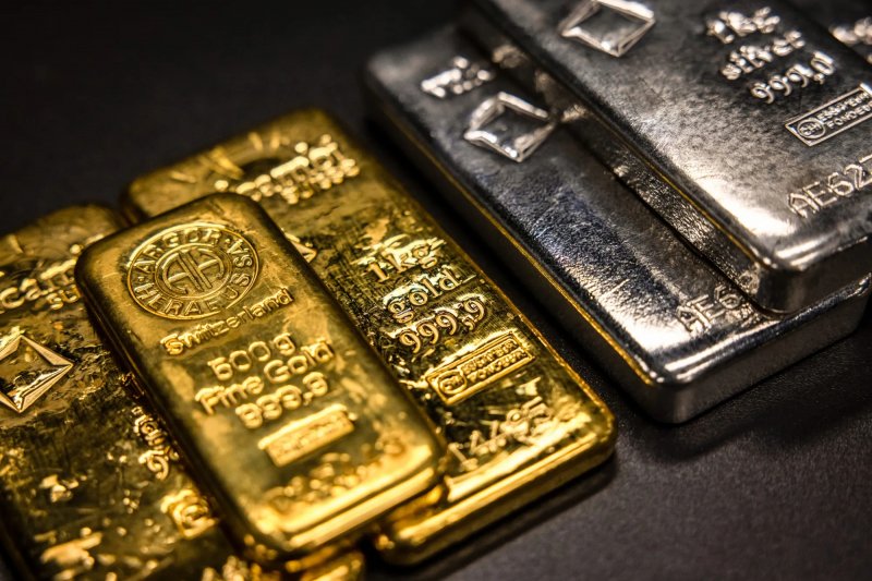 Precious metals dip: Gold and silver prices fall