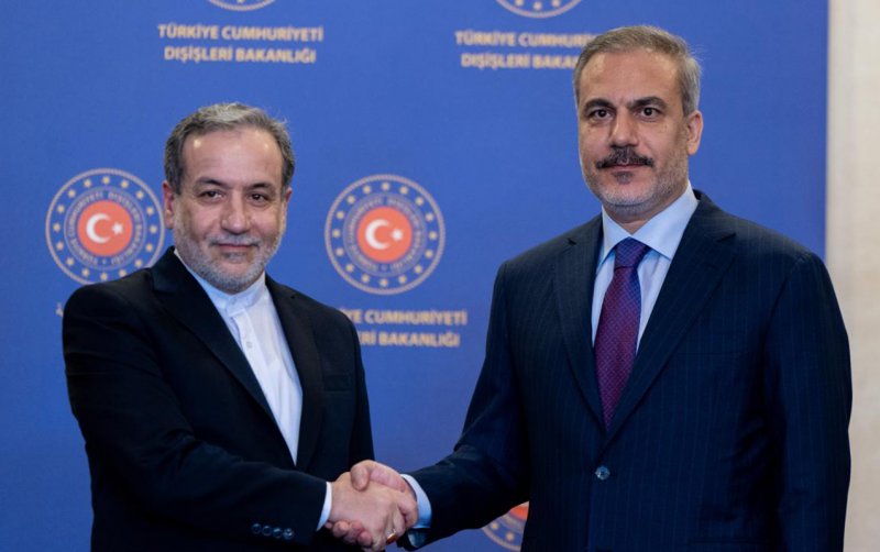  Hakan Fidan iranlı həmkarı Abbas Əraqçi ilə müharibənin gedişatını müzakirə edib