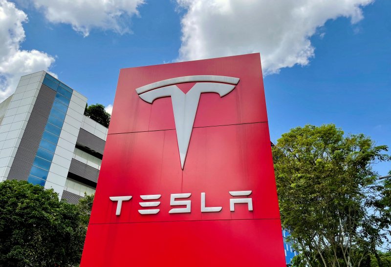 Tesla stock extends losing streak to eight weeks