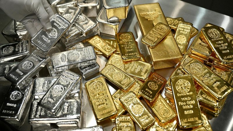 Gold and silver prices decline on global markets