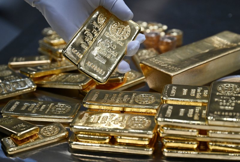   From record highs to heavy losses: What drove gold prices down?  