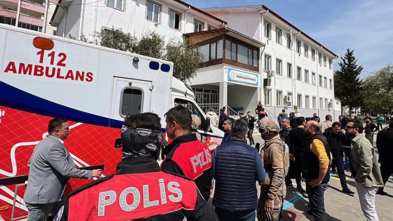 Türkiyədə məktəbə edilən silahlı hücum nəticəsində ölənlərin sayı 9-a çatıb