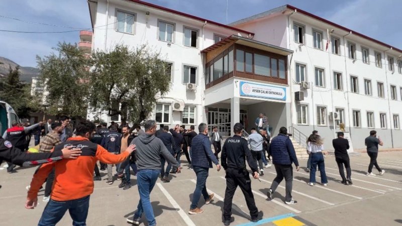   Türkiyədə məktəblərdə hücumlarla bağlı istintaq davam edir, 83 nəfər saxlanılıb  