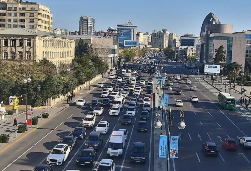 Bakının bəzi küçə və prospektlərində nəqliyyatın sıxlığı yaranıb