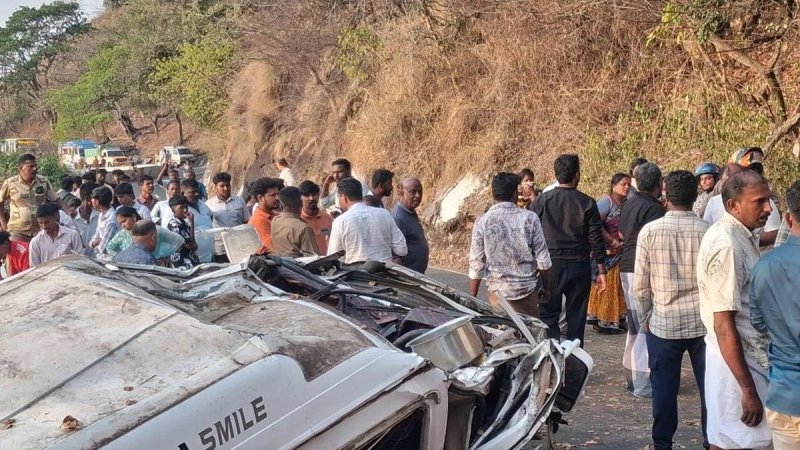 Hindistanda turist mikroavtobusu qəzaya uğradı: 9 nəfər öldü