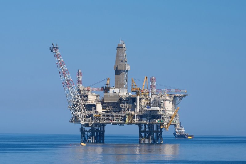 Azerbaijani oil price drops in global markets