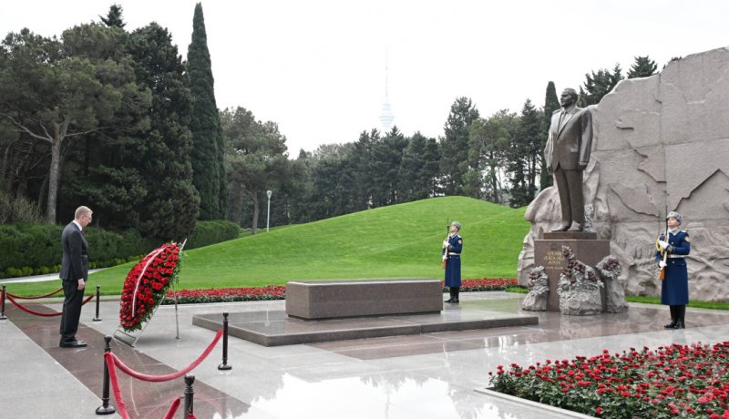 Latviya prezidenti Fəxri xiyabanda Ulu Öndər Heydər Əliyevin məzarını ziyarət edib