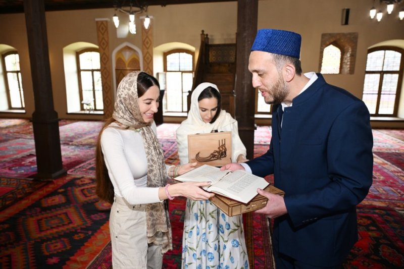 Leyla Əliyeva və Arzu Əliyeva Şəkidə Xan məscidini ziyarət ediblər