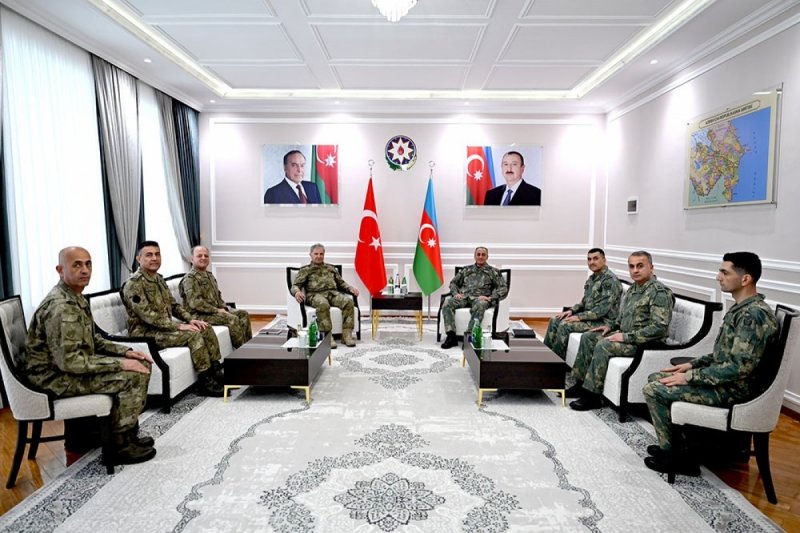 Quru Qoşunlarının komandanı Hikmət Mirzəyev türkiyəli həmkarı ilə hərbi əməkdaşlığı müzakirə edib