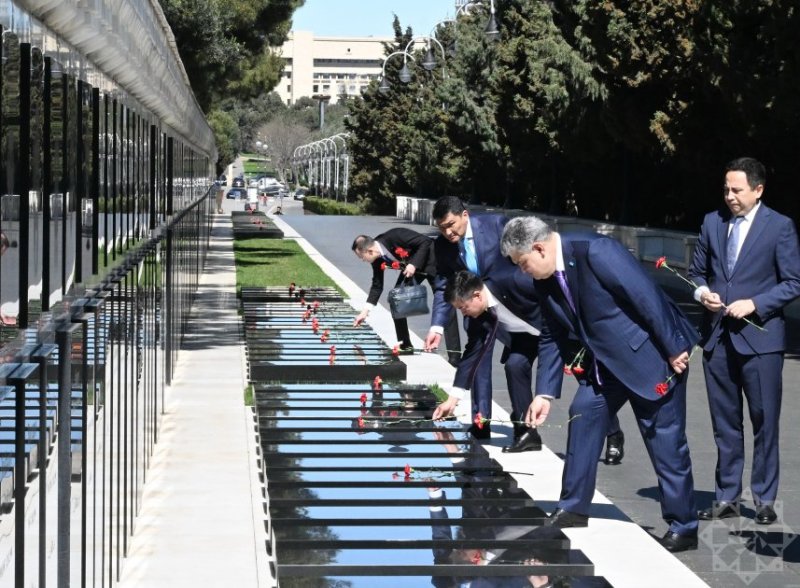 Kazakh delegation visits Alley of Martyrs and Victory Park