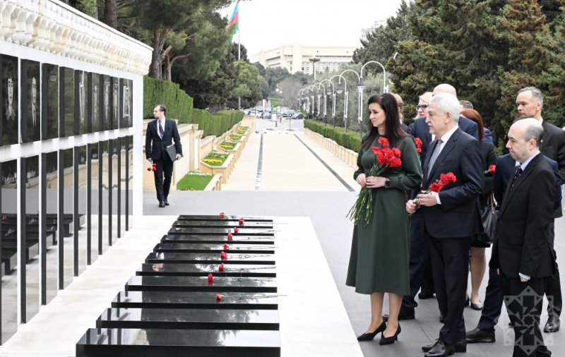 2026/04/1-1775720818.jpg + Litvanın Baş naziri Bakıda Şəhidlər xiyabanını ziyarət edib News about - Litvanın Baş naziri Bakıda Şəhidlər xiyabanını ziyarət edib