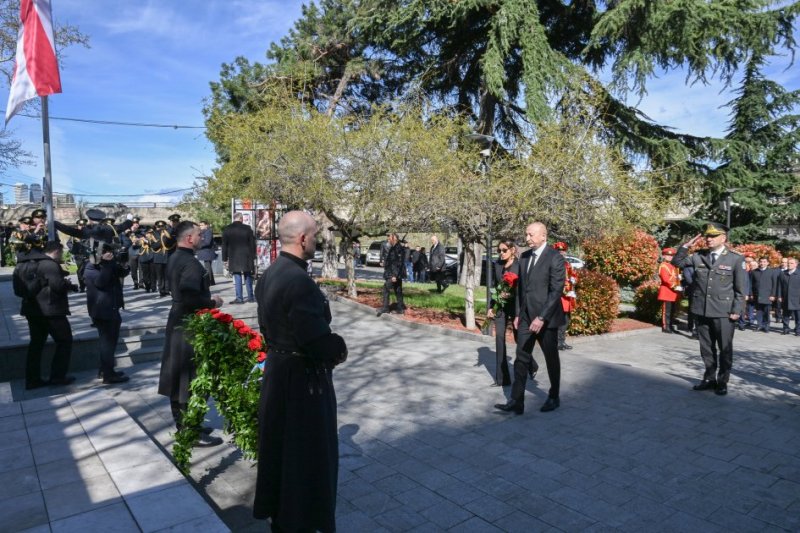 News about - Azerbaijani president visits Heroes Memorial in Tbilisi