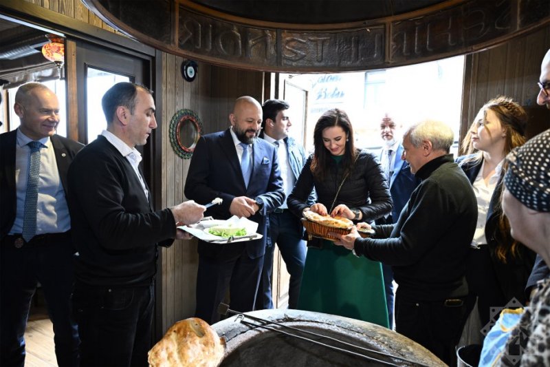 News about - Litvanın Baş naziri İnqa Ruqiniene İçərişəhərlə tanış olub