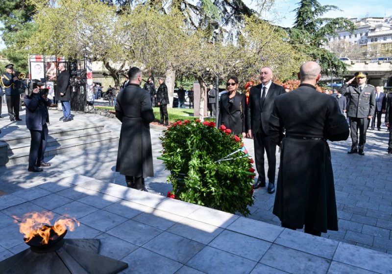 Azerbaijani president visits Heroes Memorial in Tbilisi
