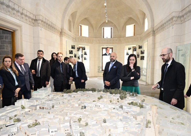 News about - Litvanın Baş naziri İnqa Ruqiniene İçərişəhərlə tanış olub