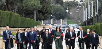 Litvanın Baş naziri Bakıda Şəhidlər xiyabanını ziyarət edib