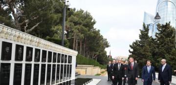 Latviya Prezidenti Edqars Rinkeviçs Şəhidlər xiyabanını ziyarət edib