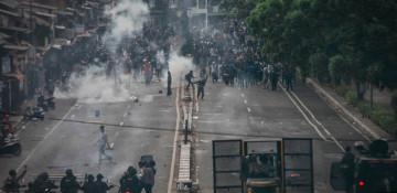 İndoneziyada qarşıdurma: polis və mülki əhali üz-üzə
