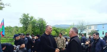 Növbəti köç karvanı Xocavənd rayonunun Qırmızı Bazar qəsəbəsinə çatıb