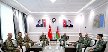 Quru Qoşunlarının komandanı Hikmət Mirzəyev türkiyəli həmkarı ilə hərbi əməkdaşlığı müzakirə edib