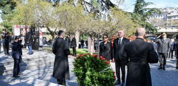 Azerbaijani president visits Heroes Memorial in Tbilisi