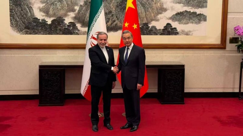 Pekində Van İ və Abbas Əraqçi regiondakı gərginliyi müzakirə ediblər