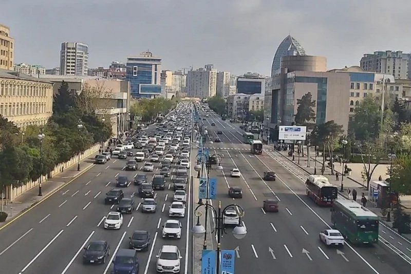 Bakının bəzi yollarında nəqliyyat sıxlığı yaranıb
