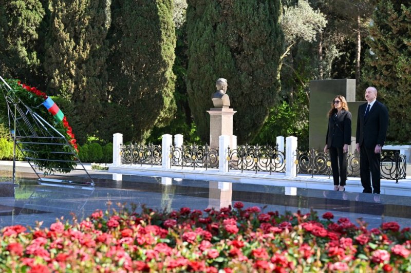   Azerbaijani president and first lady visits tomb of National Leader Heydar Aliyev at Alley of Honors  