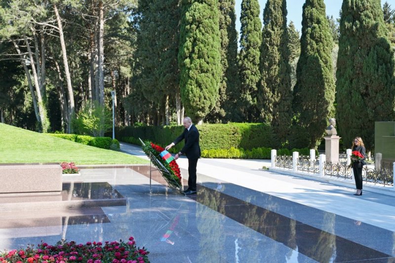 News about -   Azerbaijani president and first lady visits tomb of National Leader Heydar Aliyev at Alley of Honors  