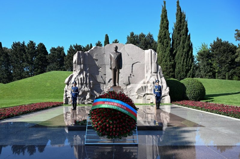 News about -   Azerbaijani president and first lady visits tomb of National Leader Heydar Aliyev at Alley of Honors  
