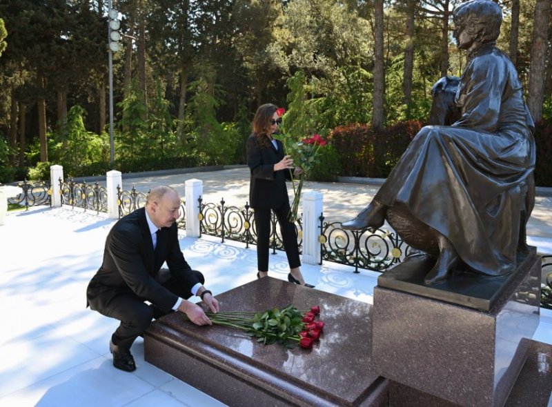 News about -   Azerbaijani president and first lady visits tomb of National Leader Heydar Aliyev at Alley of Honors  