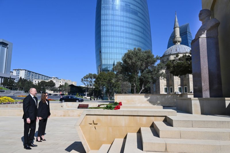 President Ilham Aliyev and First Lady Mehriban Aliyeva pay tribute to Azerbaijanis who died for Victory over fascism