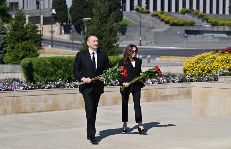 News about - President Ilham Aliyev and First Lady Mehriban Aliyeva pay tribute to Azerbaijanis who died for Victory over fascism