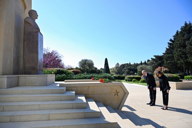 News about - President Ilham Aliyev and First Lady Mehriban Aliyeva pay tribute to Azerbaijanis who died for Victory over fascism