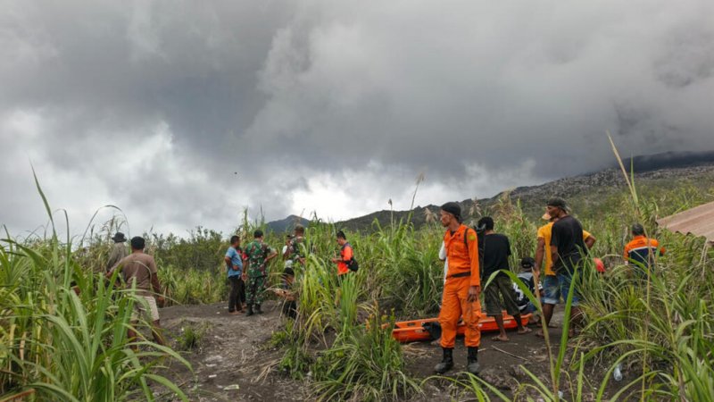 Indonesia rescuers search for hikers killed in volcanic eruption