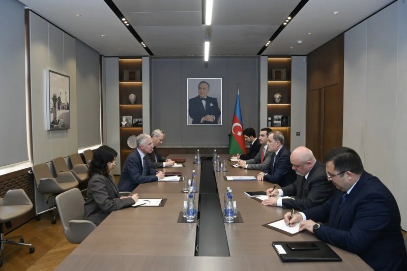 Ceyhun Bayramov Birləşmiş Krallığın ölkəmizdəki səfiri Fergus Auldu qəbul edib