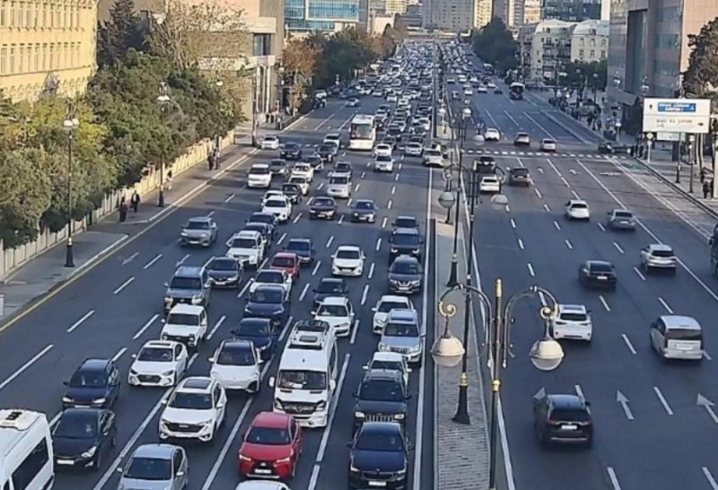 Bakının bəzi yollarında nəqliyyat sıxlığı müşahidə olunur