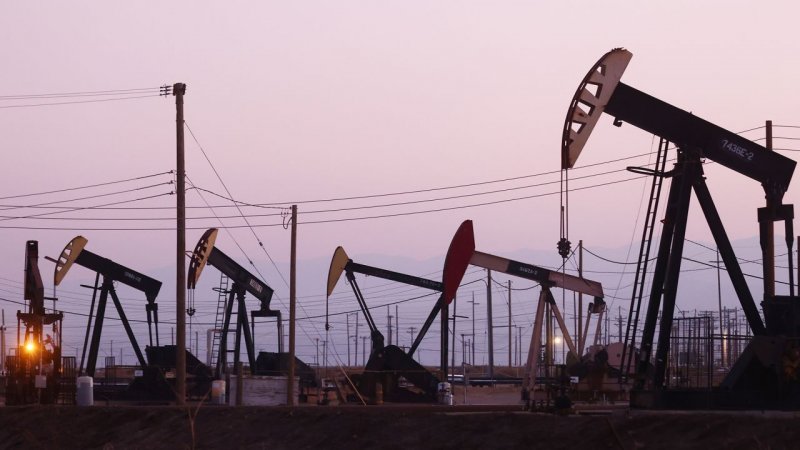 Oil prices dip in global markets