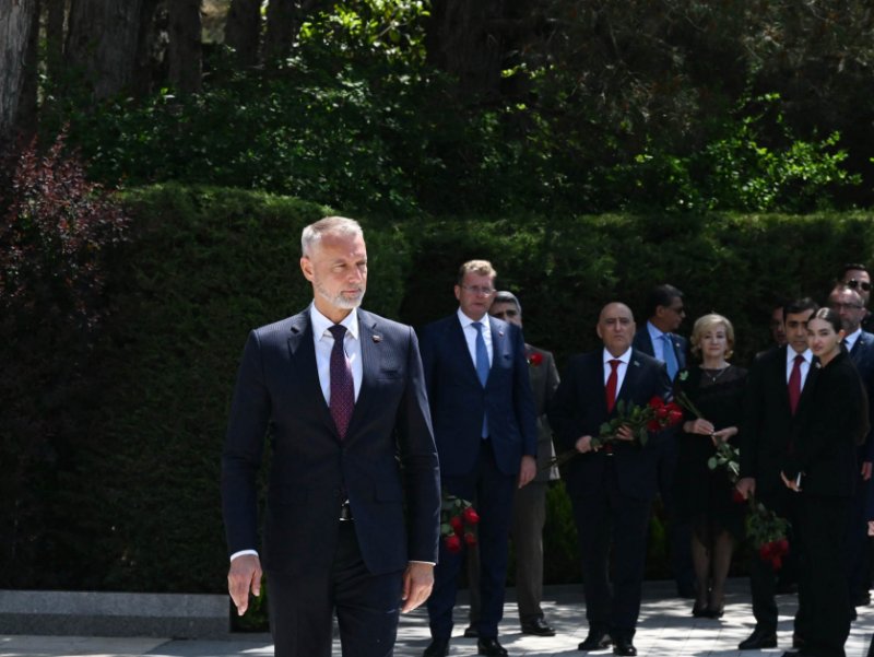 Slovakiya nümayəndə heyəti Ulu Öndər Heydər Əliyevin məzarını ziyarət edib