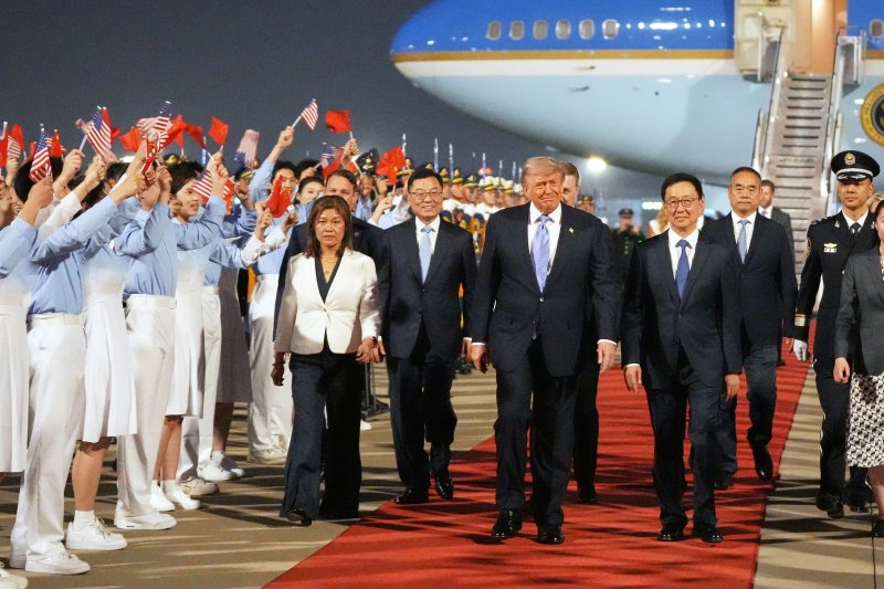   Trump arrives in Beijing for high-stakes talks with Xi - VIDEO  