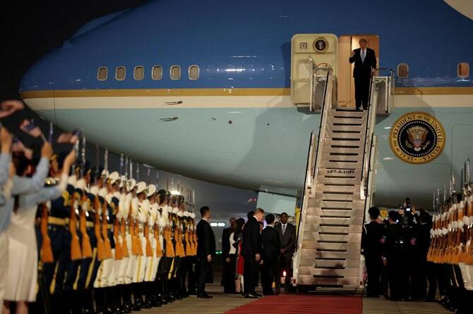 Donald Tramp artıq Pekindədir