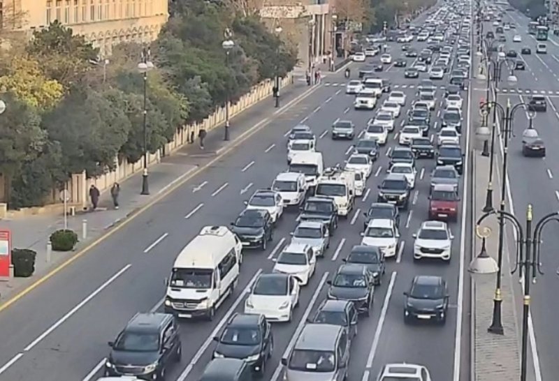 Paytaxtın bəzi küçə və prospektlərində nəqliyyatın hərəkəti çətinləşib