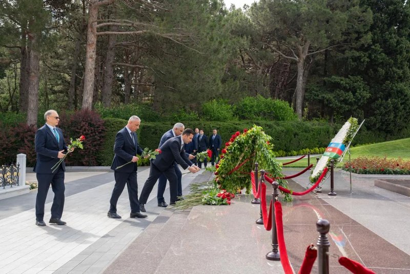 News about - ETSN əməkdaşları peşə bayramı günü münasibətilə Fəxri xiyabanı ziyarət ediblər
