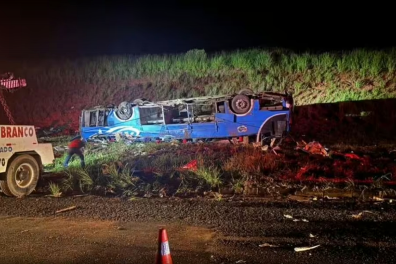 Braziliyada sərnişin avtobusu yük maşını ilə toqquşub, ölənlər var