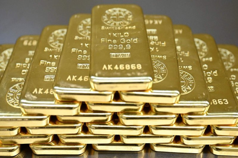 Gold prices decline in global market