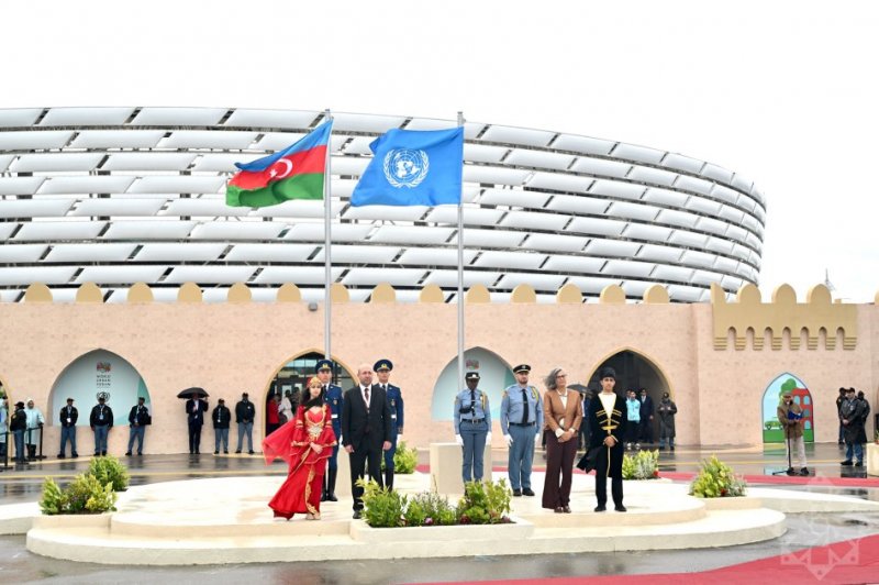   Flags of UN and Azerbaijan raised at Baku Olympic Stadium - VIDEO  