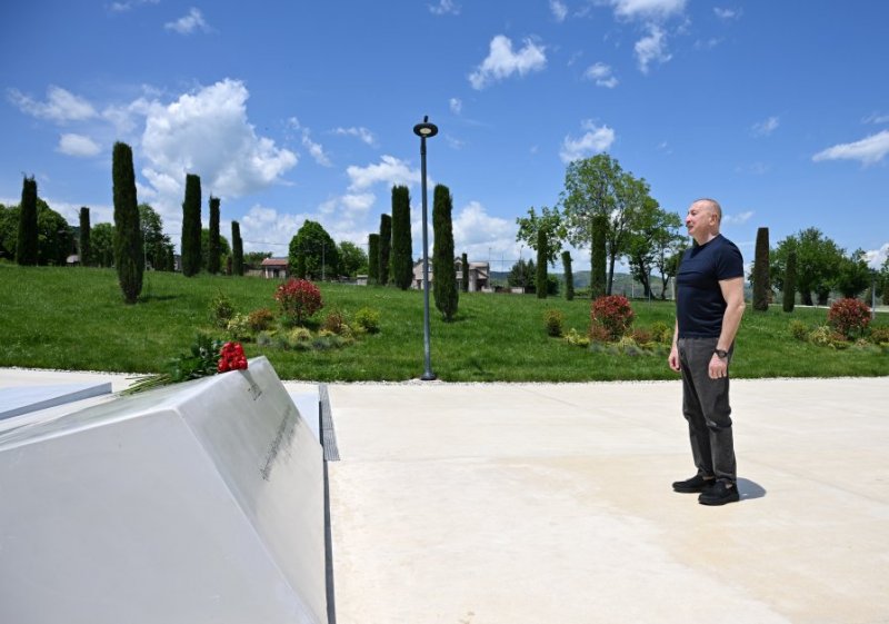 2026/05/5-1779964964.jpg + Prezident İlham Əliyev Xankəndi şəhərində Zəfər tağının önünə gül dəstələri düzüb News about - Prezident İlham Əliyev Xankəndi şəhərində Zəfər tağının önünə gül dəstələri düzüb