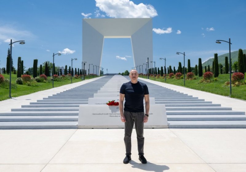   President Ilham Aliyev laid flowers in front of Victory Arch in Khankendi city  
