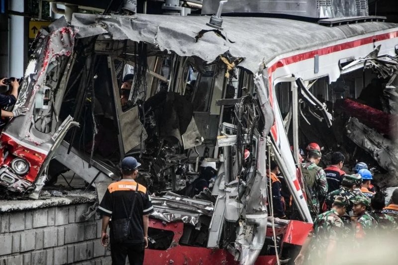 At least 4 killed in Indonesia train-car collision