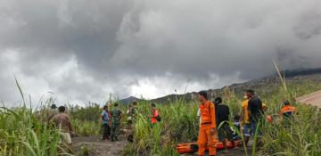 Indonesia rescuers search for hikers killed in volcanic eruption